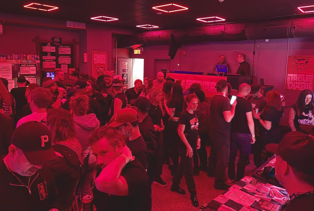 Salle de l'Antibar de Québec, avant le début du show de la tournée 123Punk.